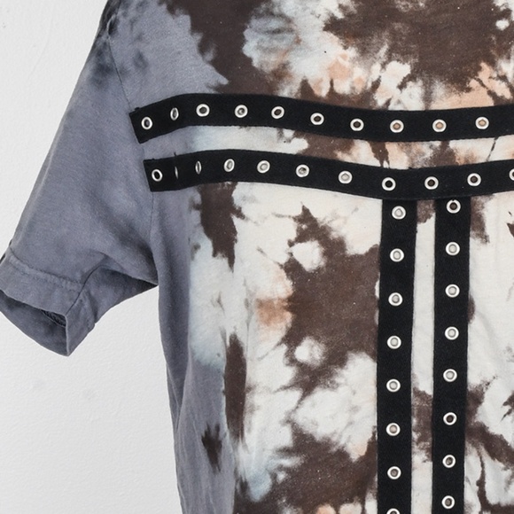 Women's Express Animal Print Blouse Satin blend material Size Small Button cuffs - Picture 3 of 3